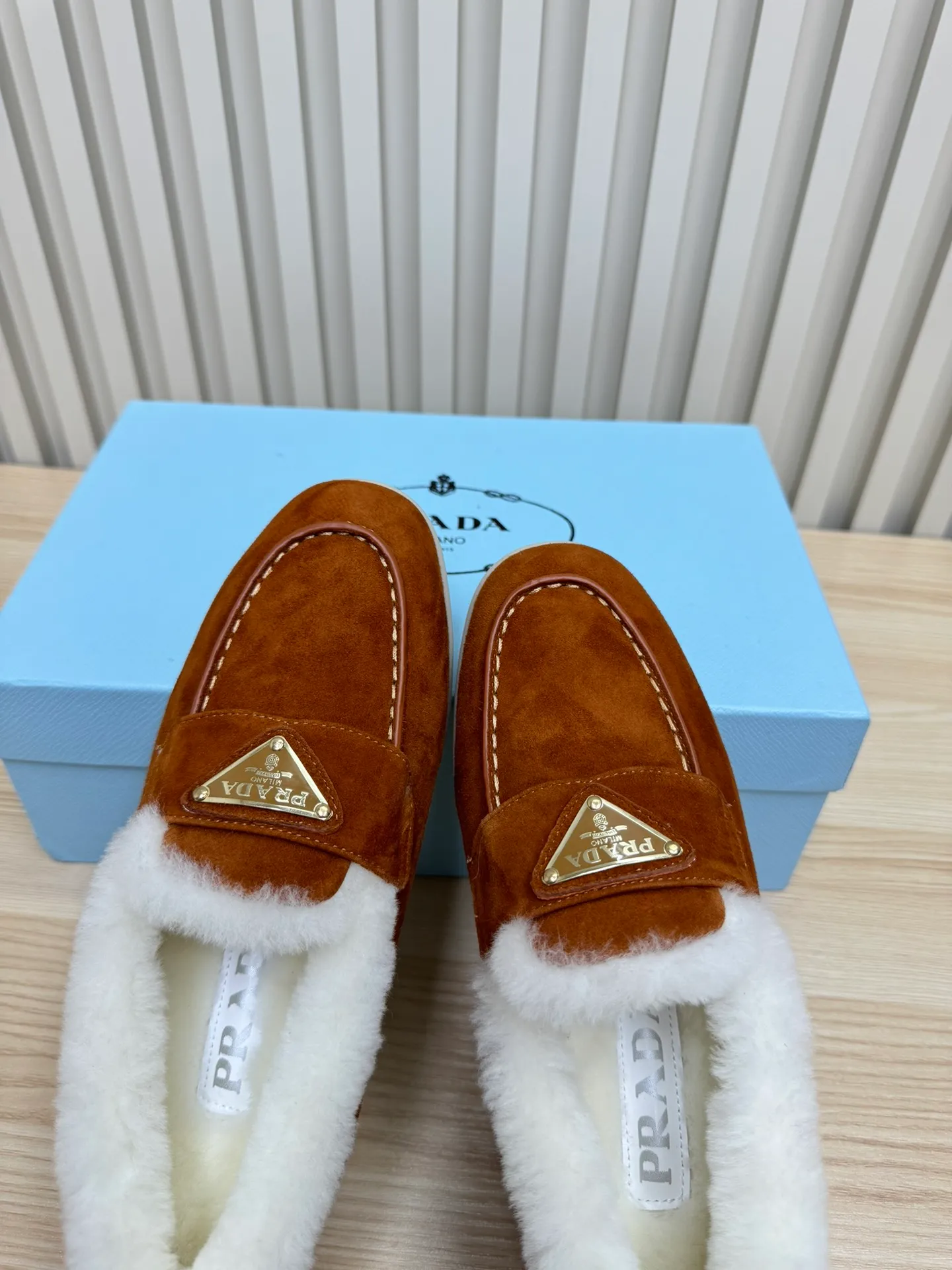 p580 Prada couple loafers｜Winter warmth and good looks at the same time online❄️👫 This is the C position of the shoe cabinet this autumn and winter! Prada's new couple's loafers are high-end yet still stylish~ ✨Imported frosted cowhide fabric, exquisite texture and high-end at first glance 🐑Australian imported sheepskin fur integrated lining, maximum warmth retention! It is also super warm to wear in winter in the north. 🔺The classic triangle logo embellishes the upper, which is simple and elegant, with perfect recognition. 💯Original TPU absorbent film outsole, non-slip, wear-resistant and durable. A must-have item for couples to go out on the street! The upper foot instantly enhances the overall outfit level, whether it is paired with a coat or a down jacket, it looks great ~ #Prada Loafers #coupleshoesrecommend #wintermusthaveshoes #luxurywear Outfit Fabric: Imported two-layer frosted cowhide Lining: Sheepskin imported from Australia One piece Outsole: Original Tpu absorbent film outsole Female size: 35~41 (customized in 41) Male size: 39~45 (customized in 45)